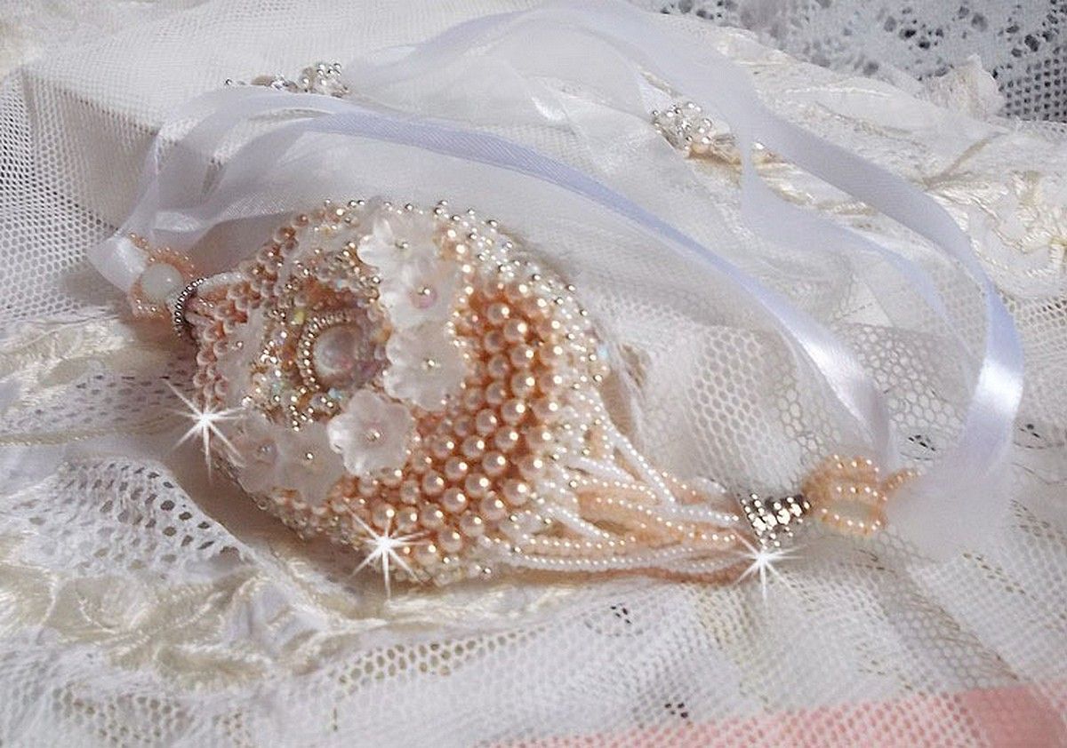 Bouquet d'un Jour-armbånd brodert med Swarovski-perler, Lucite-blomster, bånd og frøperler av kvalitet