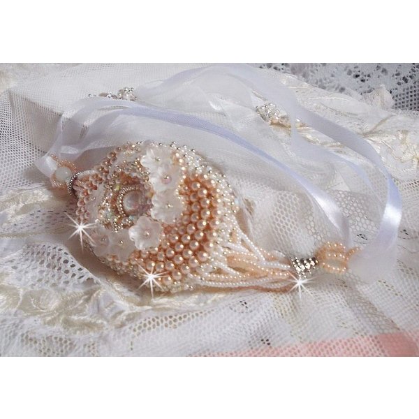 Bouquet d'un Jour-armb&aring;nd brodert med Swarovski-perler, Lucite-blomster, b&aring;nd og fr&oslash;perler av kvalitet