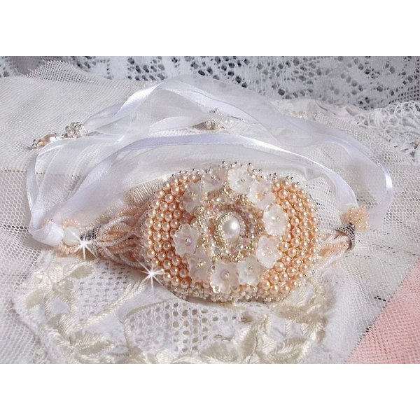 Bouquet d'un Jour-armb&aring;nd brodert med Swarovski-perler, Lucite-blomster, b&aring;nd og fr&oslash;perler av kvalitet