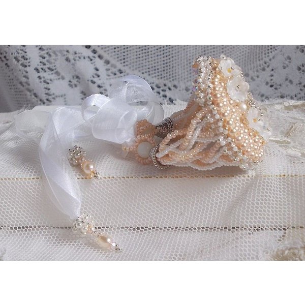 Bouquet d'un Jour-armb&aring;nd brodert med Swarovski-perler, Lucite-blomster, b&aring;nd og fr&oslash;perler av kvalitet