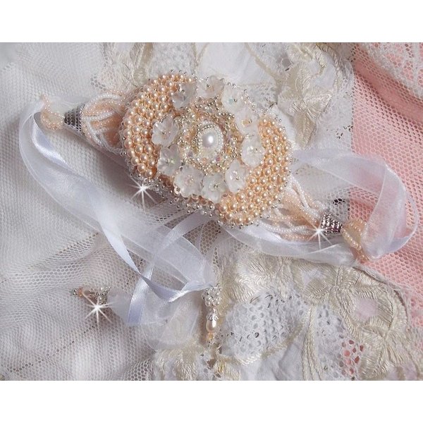 Bouquet d'un Jour-armb&aring;nd brodert med Swarovski-perler, Lucite-blomster, b&aring;nd og fr&oslash;perler av kvalitet