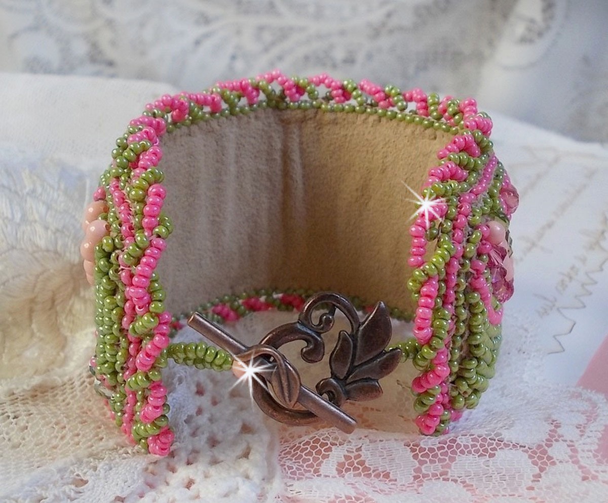 Miss Lady mansjettarmbånd brodert med Swarovski-krystaller, bøhmiske glassfasetter og grønne og rosa frøperler