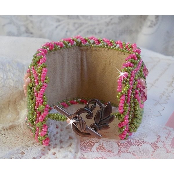 Miss Lady mansjettarmb&aring;nd brodert med Swarovski-krystaller, b&oslash;hmiske glassfasetter og gr&oslash;nne og rosa fr&oslash;perler