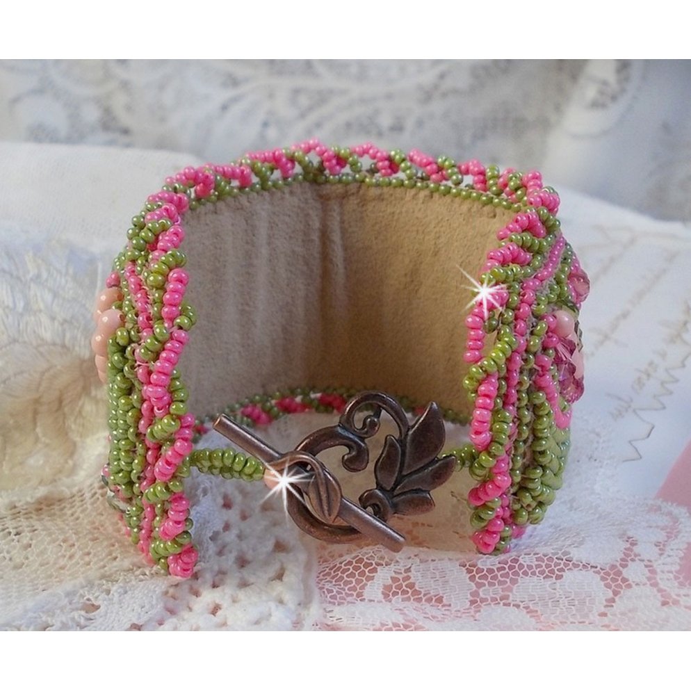 Miss Lady mansjettarmbånd brodert med Swarovski-krystaller, bøhmiske glassfasetter og grønne og rosa frøperler