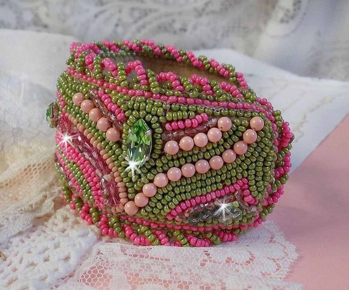 Miss Lady mansjettarmbånd brodert med Swarovski-krystaller, bøhmiske glassfasetter og grønne og rosa frøperler