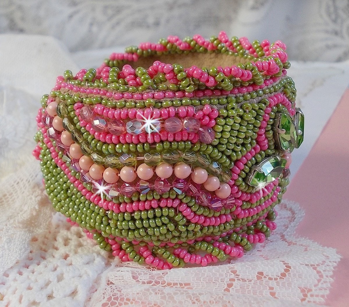 Miss Lady mansjettarmbånd brodert med Swarovski-krystaller, bøhmiske glassfasetter og grønne og rosa frøperler