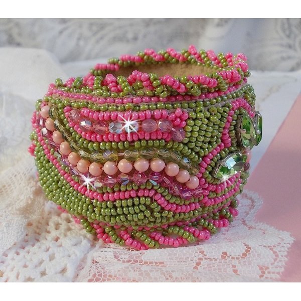 Miss Lady mansjettarmb&aring;nd brodert med Swarovski-krystaller, b&oslash;hmiske glassfasetter og gr&oslash;nne og rosa fr&oslash;perler