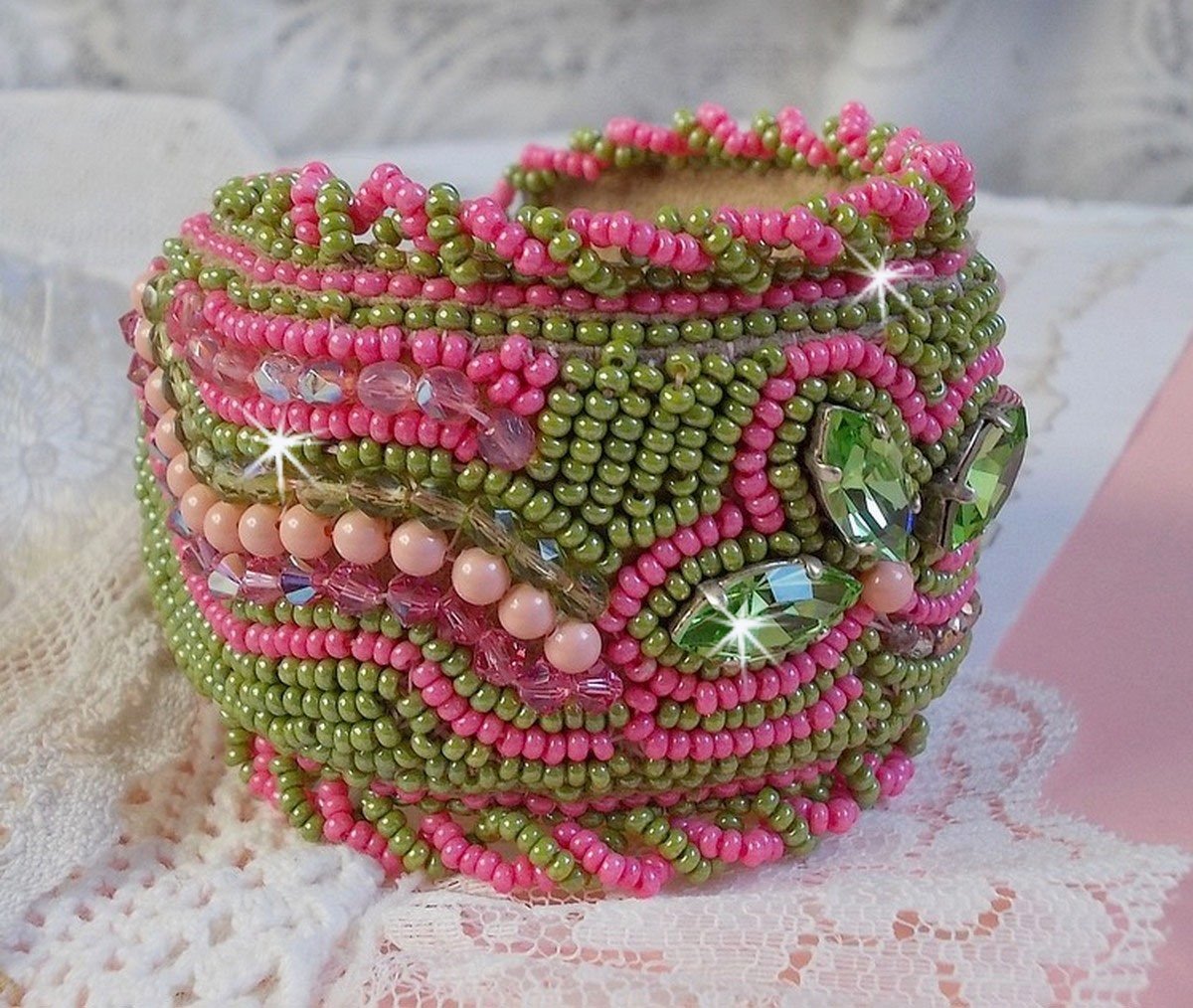 Miss Lady mansjettarmbånd brodert med Swarovski-krystaller, bøhmiske glassfasetter og grønne og rosa frøperler