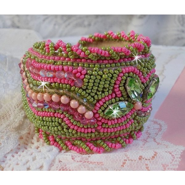 Miss Lady mansjettarmb&aring;nd brodert med Swarovski-krystaller, b&oslash;hmiske glassfasetter og gr&oslash;nne og rosa fr&oslash;perler