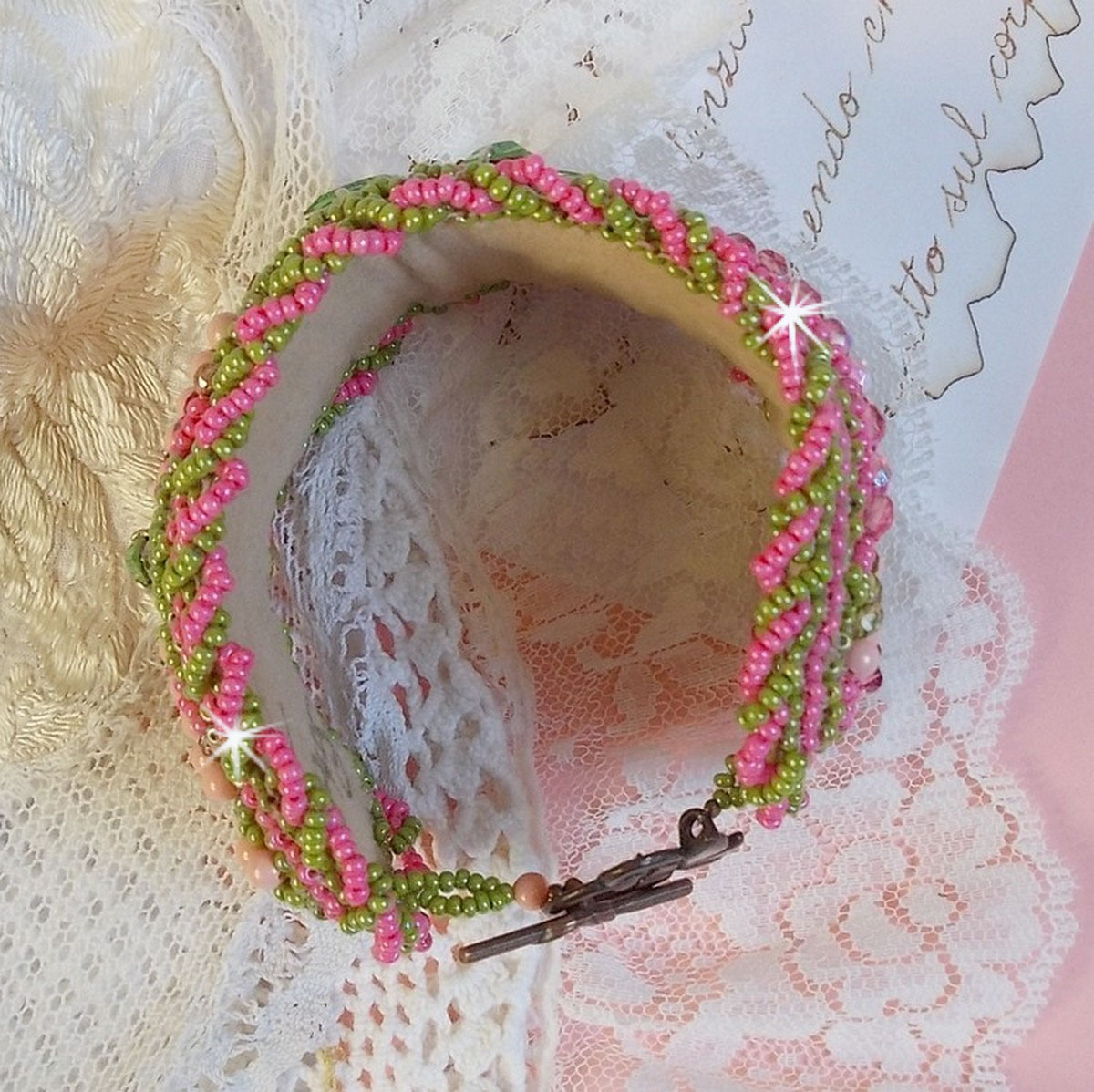 Miss Lady mansjettarmbånd brodert med Swarovski-krystaller, bøhmiske glassfasetter og grønne og rosa frøperler
