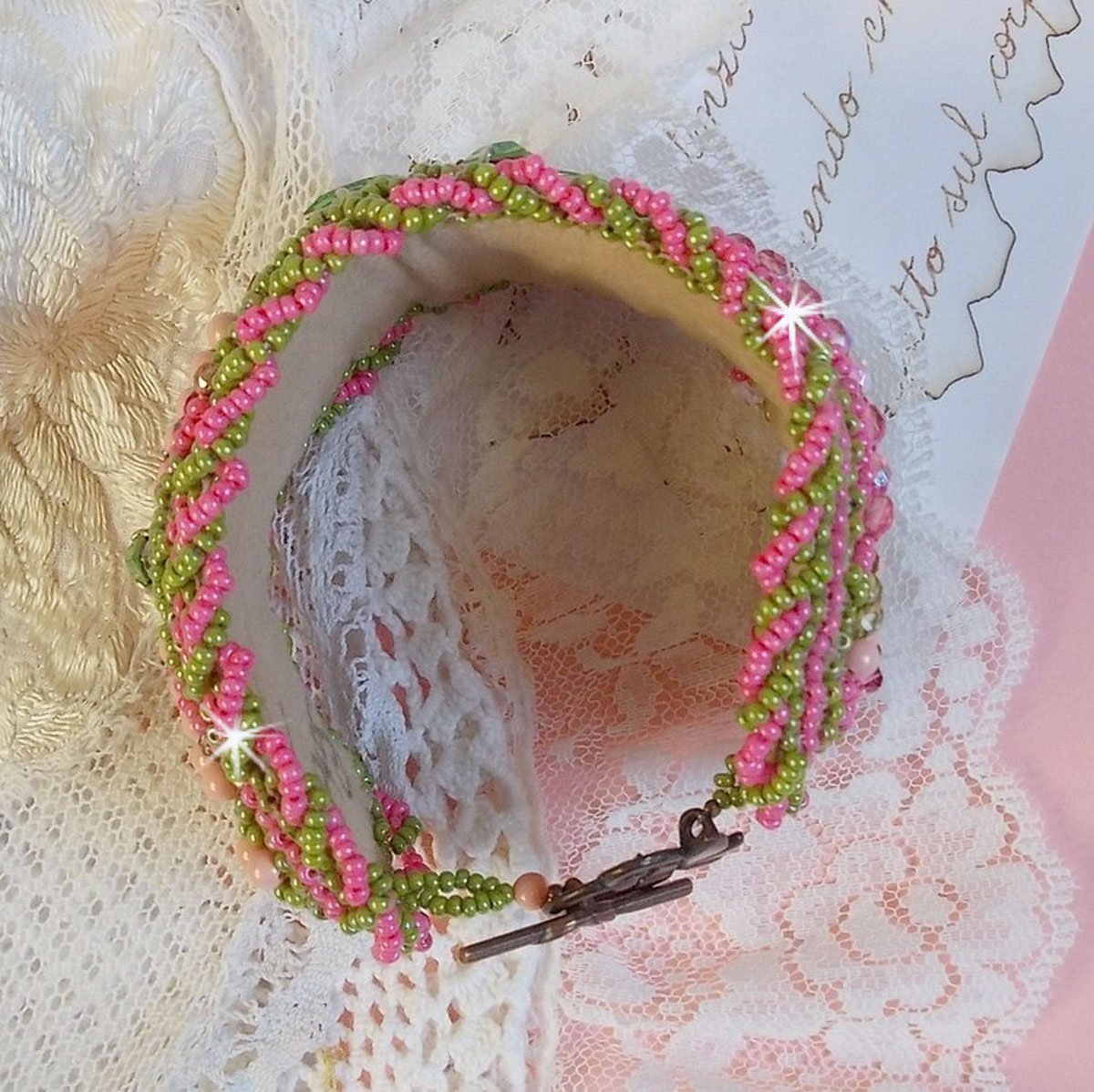 Miss Lady mansjettarmbånd brodert med Swarovski-krystaller, bøhmiske glassfasetter og grønne og rosa frøperler