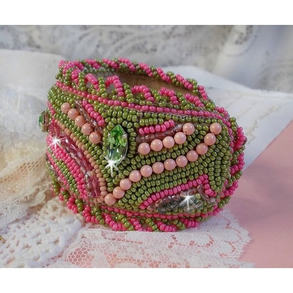 Miss Lady mansjettarmb&aring;nd brodert med Swarovski-krystaller, b&oslash;hmiske glassfasetter og gr&oslash;nne og rosa fr&oslash;perler