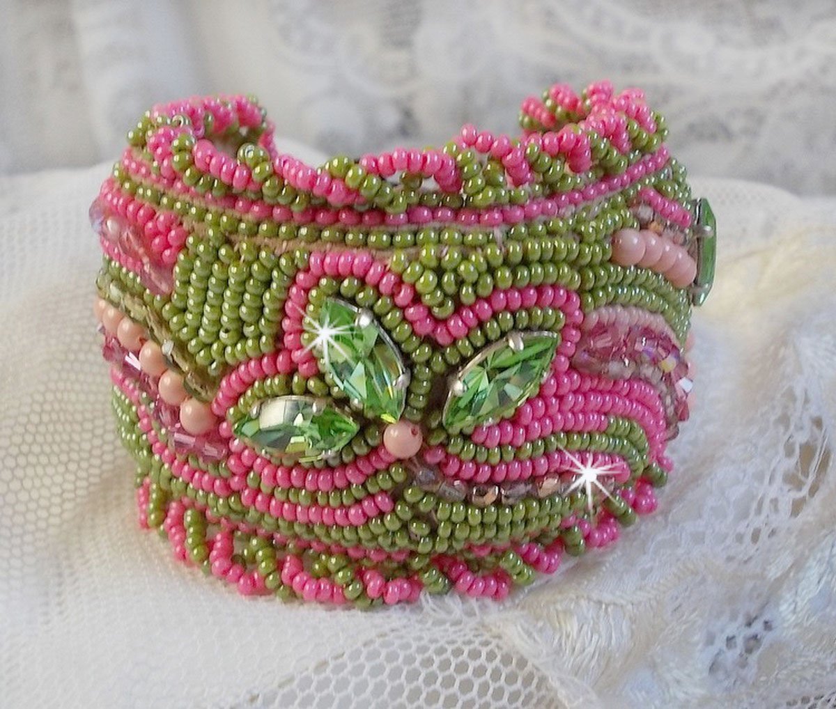 Miss Lady mansjettarmbånd brodert med Swarovski-krystaller, bøhmiske glassfasetter og grønne og rosa frøperler