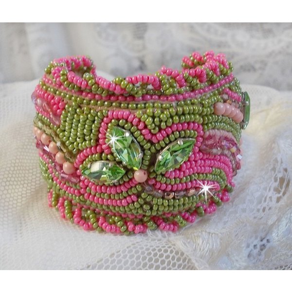 Miss Lady mansjettarmb&aring;nd brodert med Swarovski-krystaller, b&oslash;hmiske glassfasetter og gr&oslash;nne og rosa fr&oslash;perler