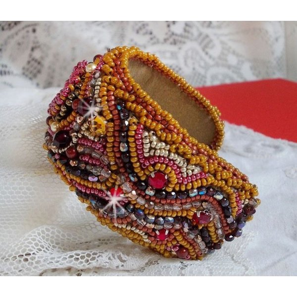 Rød jaspis mansjett armbånd brodert med en rød jaspis cabochon, Swarovski krystaller og frøperler