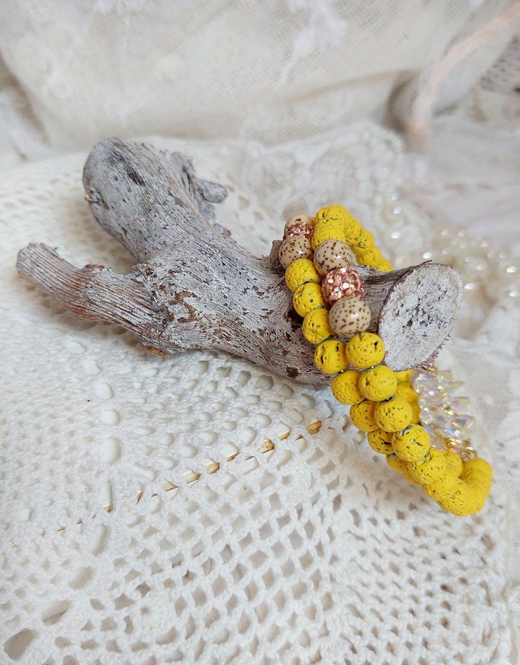 Bracelet Couronne Jaune Soleil monté avec pierres de lave, perles cristal Swarovski, sequin Argent 925 et breloque