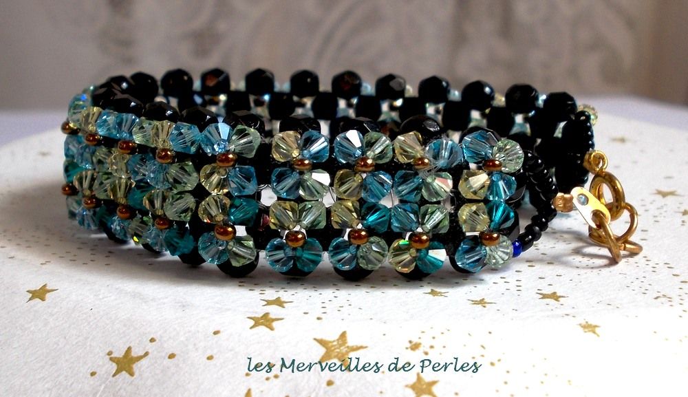 Glitrende Aurora-armbånd med svarte fasetter og fargede snurretopper i Swarovski-krystall