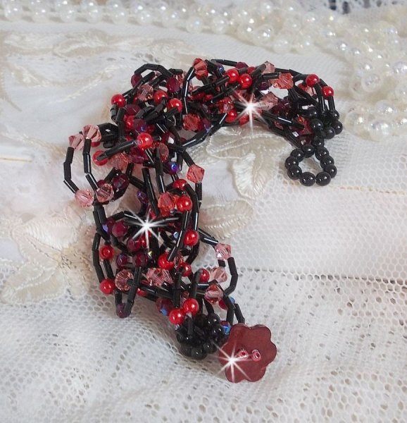 F&oslash;lelsesarmb&aring;nd med r&oslash;rperler, perlemorperler og snurretopper av Swarovski-krystall