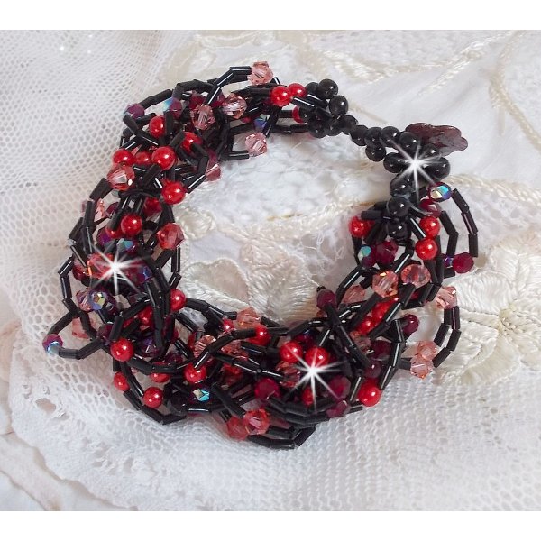 F&oslash;lelsesarmb&aring;nd med r&oslash;rperler, perlemorperler og snurretopper av Swarovski-krystall