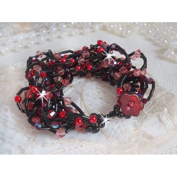 F&oslash;lelsesarmb&aring;nd med r&oslash;rperler, perlemorperler og snurretopper av Swarovski-krystall