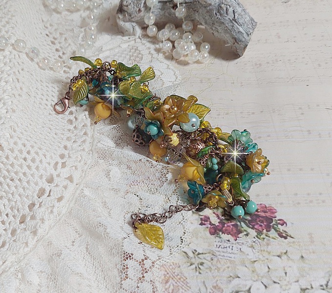 Bracelet C&eacute;zanne cr&eacute;&eacute; avec des grandes et petites fleurs peintes &agrave; la main dans les tons de Jaune, Or, Vert, Bleu, Cuivre, Marron et Bronze &agrave; laquelle s&rsquo;ajoute perles : Aventurine et Jade Jaune Clair