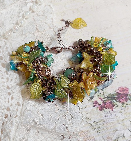 Bracelet C&eacute;zanne cr&eacute;&eacute; avec des grandes et petites fleurs peintes &agrave; la main dans les tons de Jaune, Or, Vert, Bleu, Cuivre, Marron et Bronze &agrave; laquelle s&rsquo;ajoute perles : Aventurine et Jade Jaune Clair