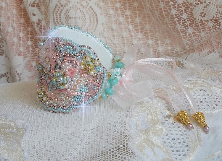 Mint Lace Cuff Armbånd Haute-Couture brodert med Swarovski krystaller, bohemske glassperler, frø perler og harpiks Lucite blomster