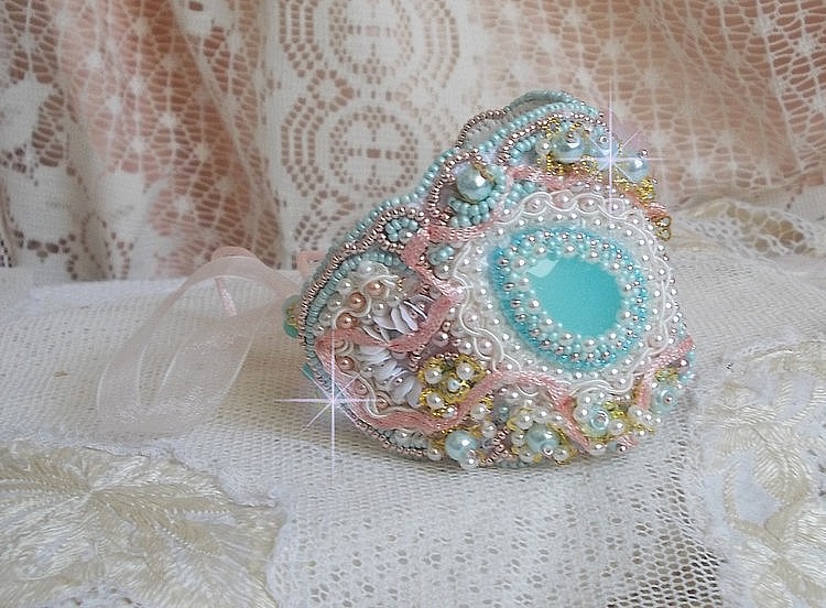 Mint Lace Cuff Armbånd Haute-Couture brodert med Swarovski krystaller, bohemske glassperler, frø perler og harpiks Lucite blomster