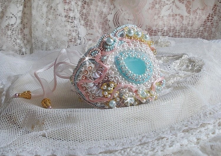 Mint Lace Cuff Armbånd Haute-Couture brodert med Swarovski krystaller, bohemske glassperler, frø perler og harpiks Lucite blomster