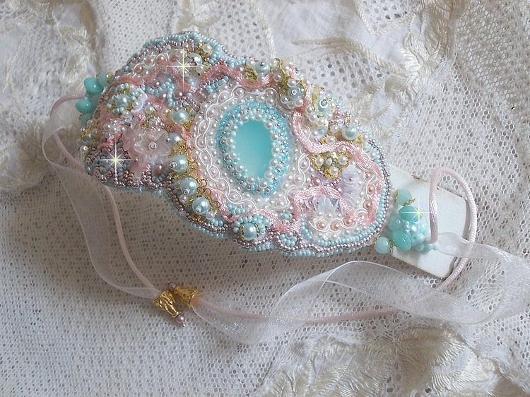 Mint Lace Cuff Armbånd Haute-Couture brodert med Swarovski krystaller, bohemske glassperler, frø perler og harpiks Lucite blomster