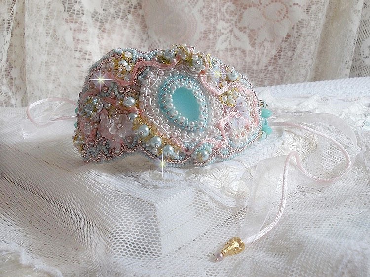 Mint Lace Cuff Armbånd Haute-Couture brodert med Swarovski krystaller, bohemske glassperler, frø perler og harpiks Lucite blomster