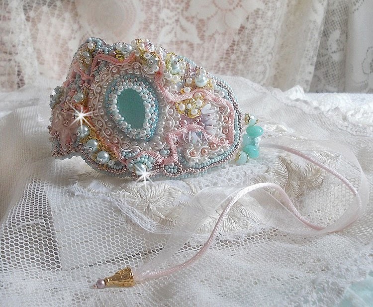 Mint Lace Cuff Armbånd Haute-Couture brodert med Swarovski krystaller, bohemske glassperler, frø perler og harpiks Lucite blomster