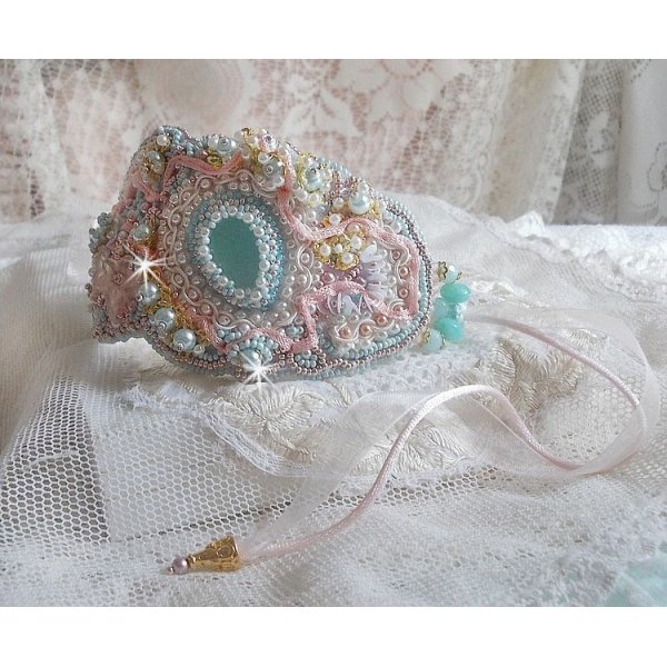 Mint Lace Cuff Armbånd Haute-Couture brodert med Swarovski krystaller, bohemske glassperler, frø perler og harpiks Lucite blomster