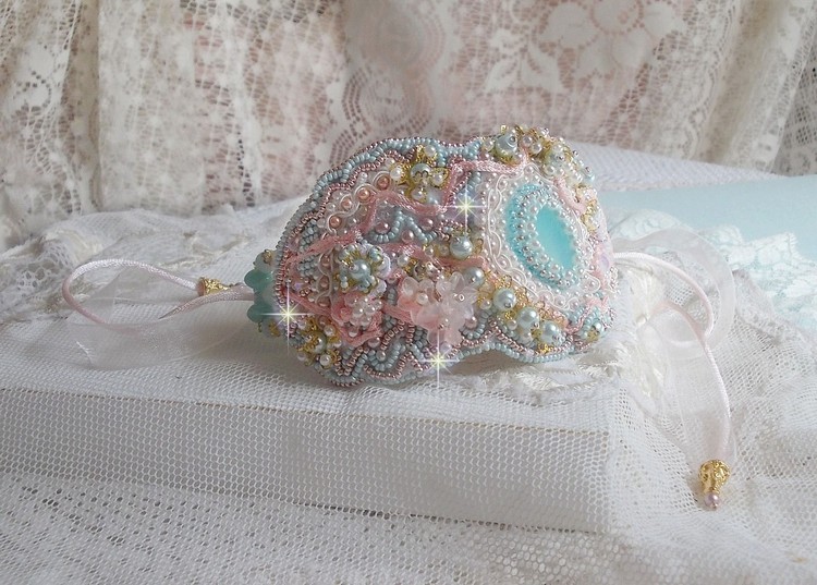 Mint Lace Cuff Armbånd Haute-Couture brodert med Swarovski krystaller, bohemske glassperler, frø perler og harpiks Lucite blomster