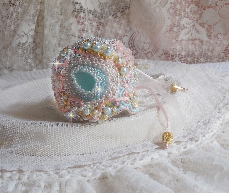 Mint Lace Cuff Armbånd Haute-Couture brodert med Swarovski krystaller, bohemske glassperler, frø perler og harpiks Lucite blomster