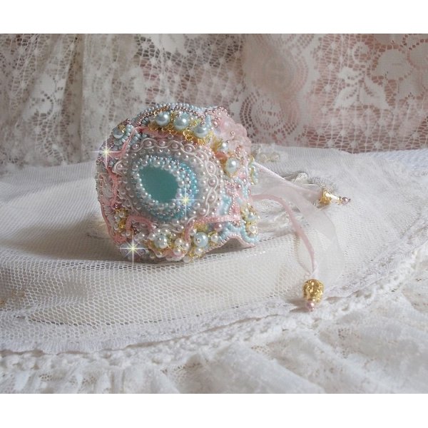 Mint Lace Cuff Armbånd Haute-Couture brodert med Swarovski krystaller, bohemske glassperler, frø perler og harpiks Lucite blomster