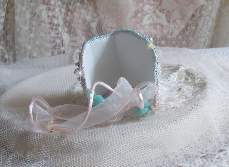 Mint Lace Cuff Armbånd Haute-Couture brodert med Swarovski krystaller, bohemske glassperler, frø perler og harpiks Lucite blomster
