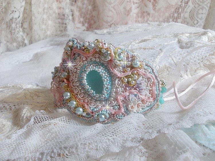Mint Lace Cuff Armbånd Haute-Couture brodert med Swarovski krystaller, bohemske glassperler, frø perler og harpiks Lucite blomster