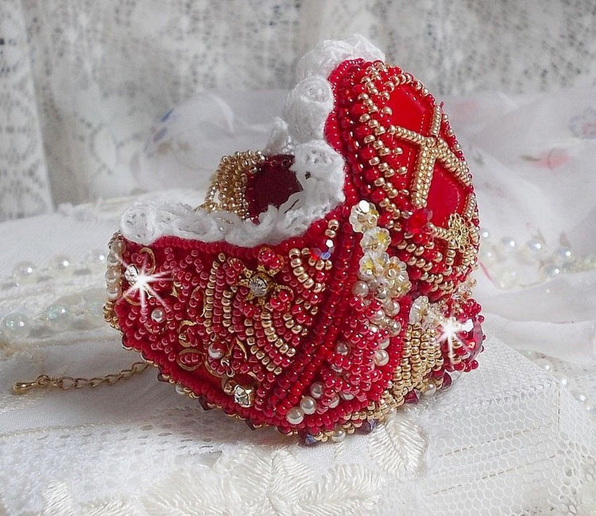 Nous Two Cuff Bracelet Haute-Couture brodert med Swarovski-krystaller, en oval rød glasscabochon og frøperler