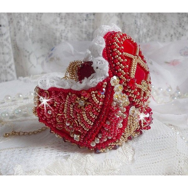 Nous Two Cuff Bracelet Haute-Couture brodert med Swarovski-krystaller, en oval r&oslash;d glasscabochon og fr&oslash;perler