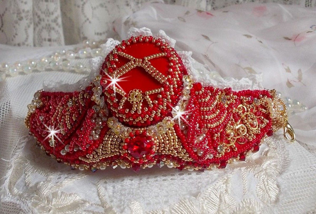 Nous Two Cuff Bracelet Haute-Couture brodert med Swarovski-krystaller, en oval rød glasscabochon og frøperler