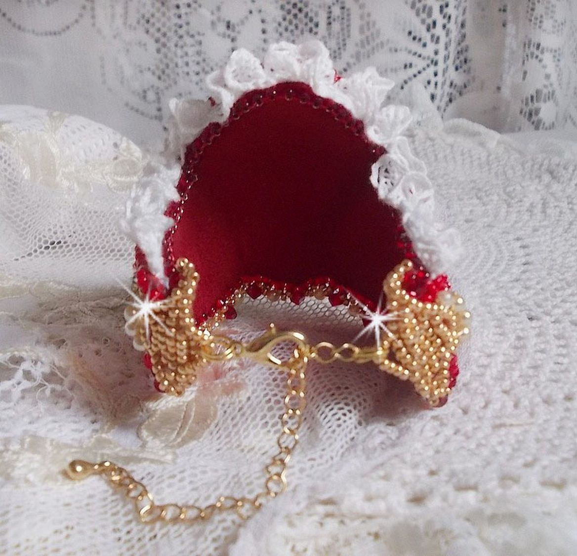 Nous Two Cuff Bracelet Haute-Couture brodert med Swarovski-krystaller, en oval rød glasscabochon og frøperler