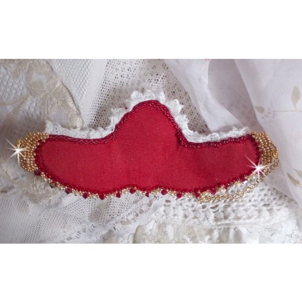 Nous Two Cuff Bracelet Haute-Couture brodert med Swarovski-krystaller, en oval rød glasscabochon og frøperler
