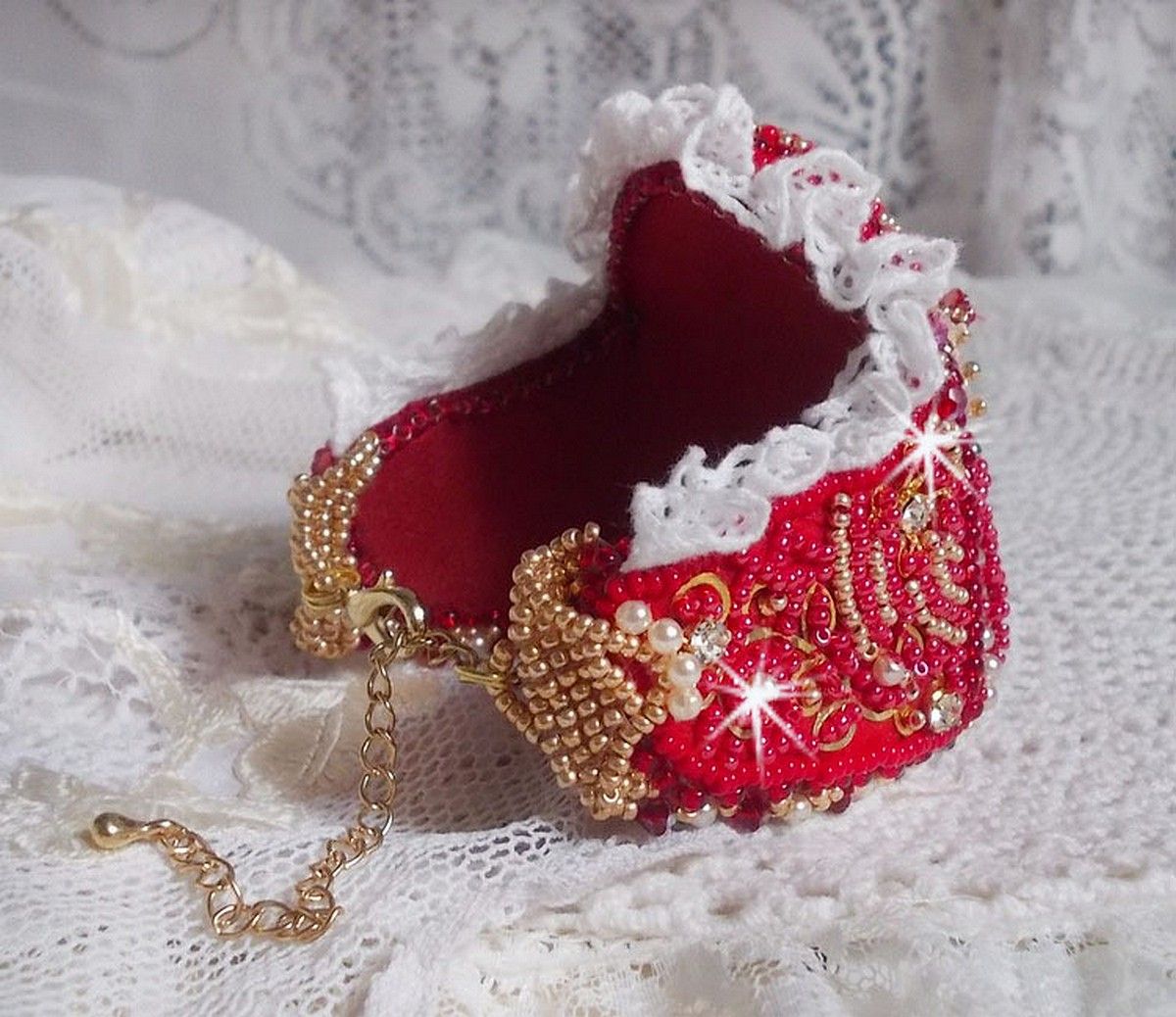 Nous Two Cuff Bracelet Haute-Couture brodert med Swarovski-krystaller, en oval rød glasscabochon og frøperler