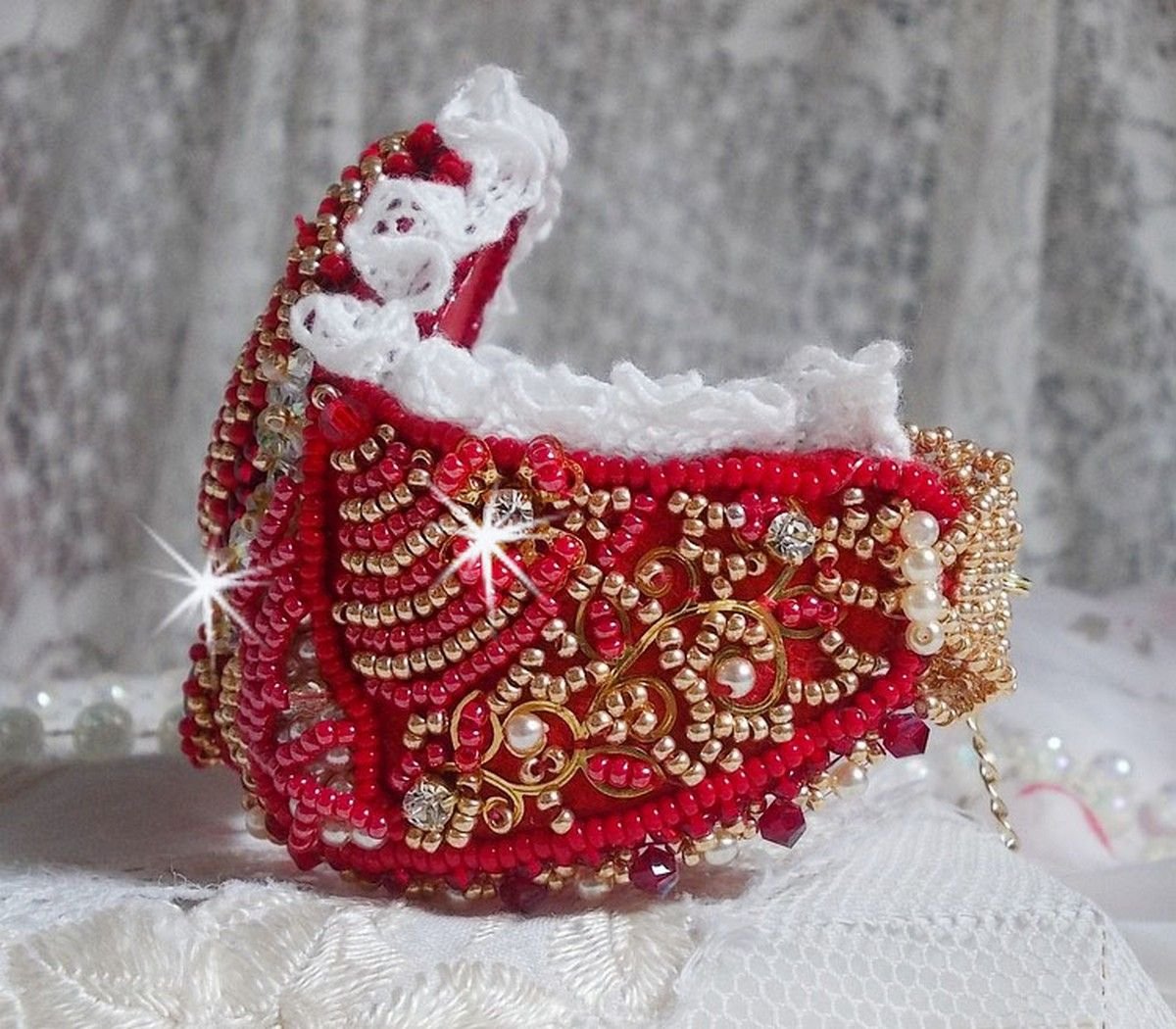 Nous Two Cuff Bracelet Haute-Couture brodert med Swarovski-krystaller, en oval rød glasscabochon og frøperler