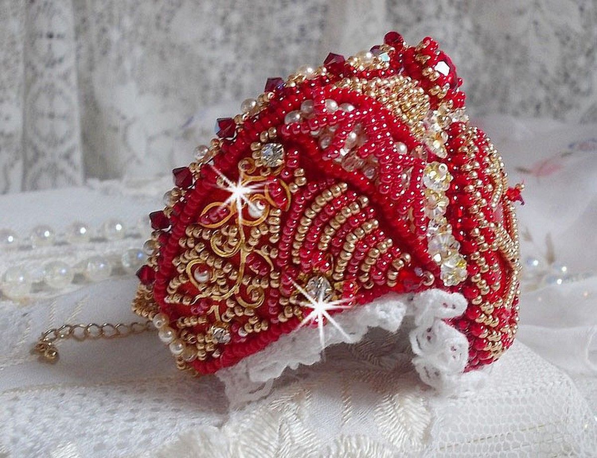Nous Two Cuff Bracelet Haute-Couture brodert med Swarovski-krystaller, en oval rød glasscabochon og frøperler