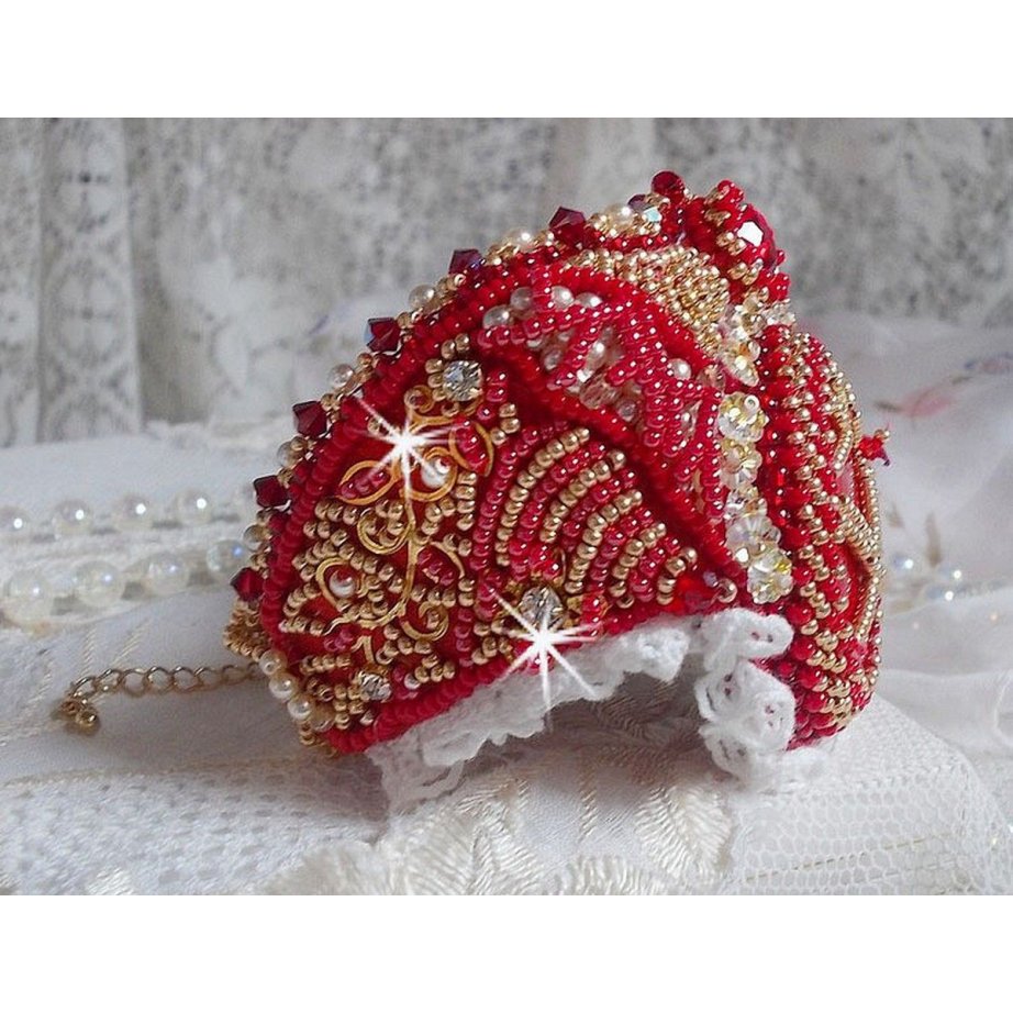 Nous Two Cuff Bracelet Haute-Couture brodert med Swarovski-krystaller, en oval rød glasscabochon og frøperler