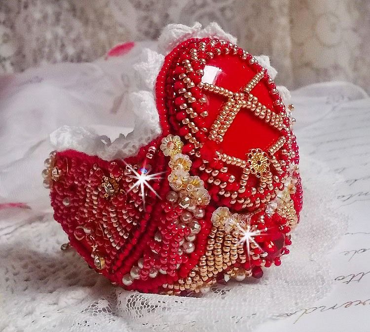 Nous Two Cuff Bracelet Haute-Couture brodert med Swarovski-krystaller, en oval rød glasscabochon og frøperler