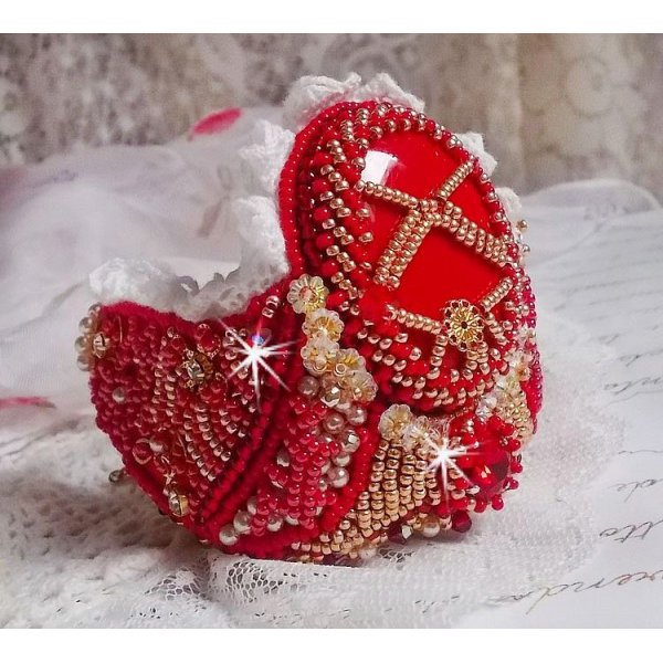 Nous Two Cuff Bracelet Haute-Couture brodert med Swarovski-krystaller, en oval rød glasscabochon og frøperler