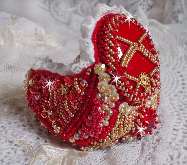 Nous Two Cuff Bracelet Haute-Couture brodert med Swarovski-krystaller, en oval rød glasscabochon og frøperler